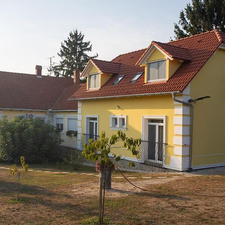 Kondics Apartmanhaz Sárvár Exterior foto